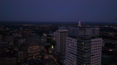 Şehir merkezindeki Hartford geceleri hava video.