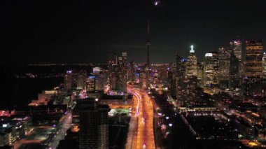 Downtown Toronto güzel şehir ışıkları ile gece hava video.