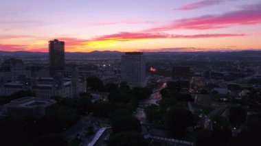 Quebec City hava video şehir merkezinde gün batımında.