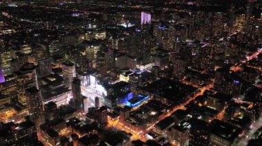 Downtown Toronto güzel şehir ışıkları ile gece hava video.