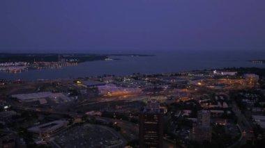 Şehir merkezindeki Newhaven geceleri hava video