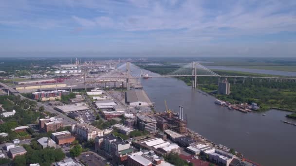 Vidéo aérienne du centre-ville de Savanah par une journée ensoleillée 