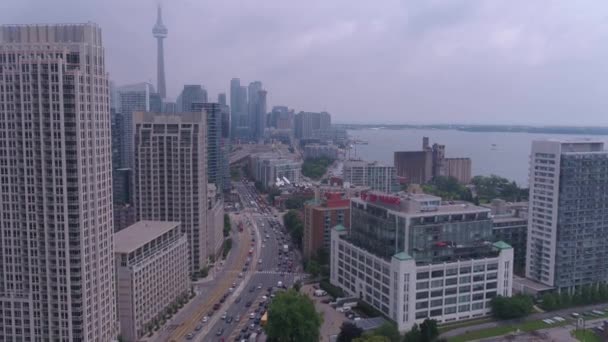 Luchtfoto Video Van Downtown Toronto Een Bewolkte Mistige Dag — Stockvideo