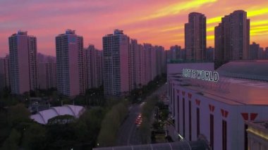 Lotte World Tower ve Lotte World Jamsil at Sunset in hava video. Seul