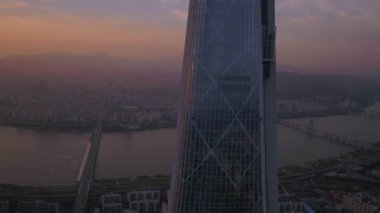 Lotte World Tower ve Lotte World Jamsil at Sunset in hava video. Seul