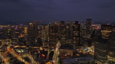 Geceleri Boston kent merkezinin hava video.