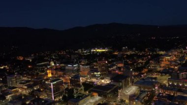 Arka planda bir fırtına ile gece Boise şehrin havadan video.