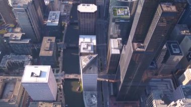 Güneşli bir günde Chicago şehir merkezine hava video.