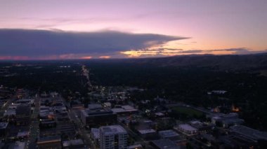 Arka planda bir fırtına ile gece Boise şehrin havadan video.