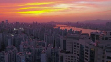 Lotte World Tower ve Lotte World Jamsil at Sunset in hava video. Seul