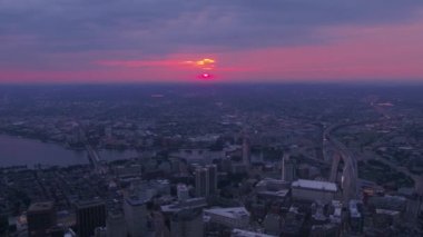 Akşam güzel bir gün batımı sırasında Boston kent merkezinin hava video.