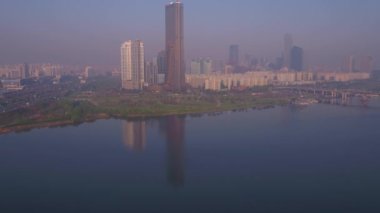 Bina 63 ve Seoul bölgesinde Yeouido liman bölgesinde hava video.