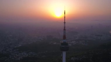 Sunrise Seul Kulesi ve Gwanghwamun bölgede hava video