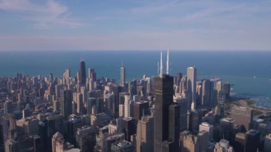 Güneşli bir günde Chicago şehir merkezine hava video.