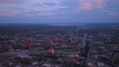 Şehir Louisville günbatımı hava video.