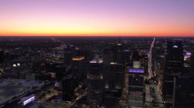 Şehir Detroit üzerinde gece hava video.