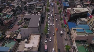 Itaewon bölgesinin Seul puslu güneşli bir hava video.