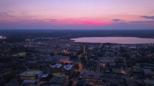 夜ポートランドのダウンタウンの空撮 — ストック動画