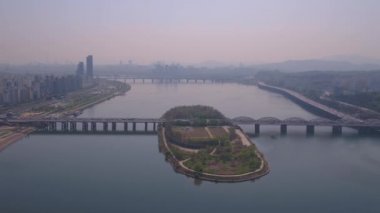 Bina 63 ve Seoul bölgesinde Yeouido liman bölgesinde hava video.