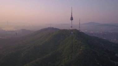 Sunrise Seul Kulesi ve Gwanghwamun bölgede hava video