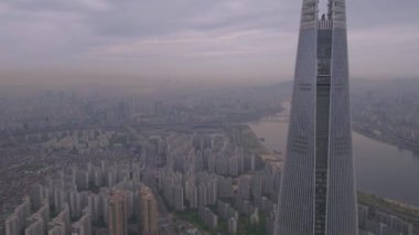 Puslu bir bulutlu gün hava video Lotte World Kulesi ve Jamsil dünyada Lotte. Seul 
