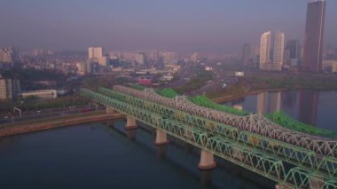 Bina 63 ve Seoul bölgesinde Yeouido liman bölgesinde hava video.