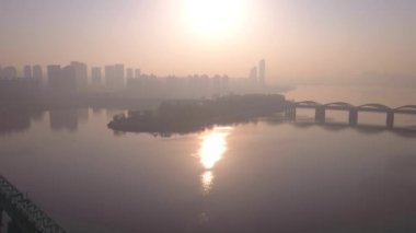 Bina 63 ve Seoul bölgesinde Yeouido liman bölgesinde hava video.
