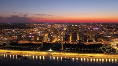 Gün batımında St Louis şehrin havadan video.