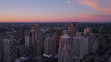 Şehir Detroit üzerinde günbatımı hava video.