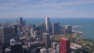 Güneşli bir günde Chicago şehir merkezine hava video.