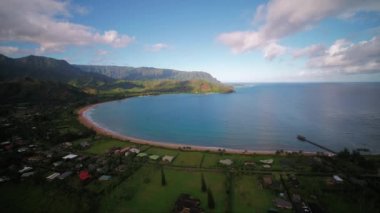 Hanalei Körfezi 'nin Kauai Hawaii' deki hava görüntüleri.
