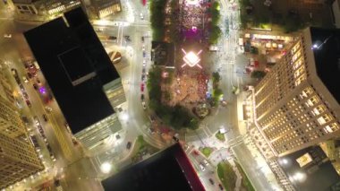 Şehir Detroit üzerinde gece hava video.