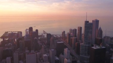 Gecenin güzel gün doğumu sırasında Chicago şehir merkezine hava video