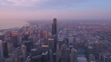 Gecenin güzel gün doğumu sırasında Chicago şehir merkezine hava video