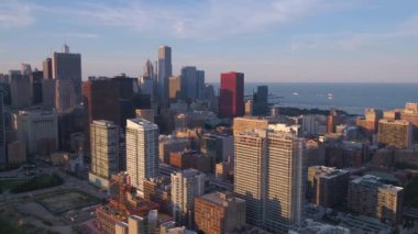 Güneşli bir günde Chicago şehir merkezine hava video.