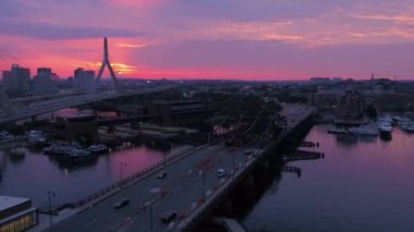 Akşam güzel bir gün batımı sırasında Boston kent merkezinin hava video.