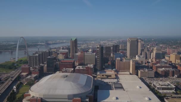 在晴朗的日子里 圣路易斯市中心的空中视频 — 图库视频影像