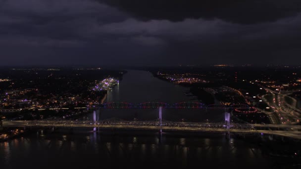 Luchtfoto Video Van Downtown Louisville Stad Bij Nacht — Stockvideo