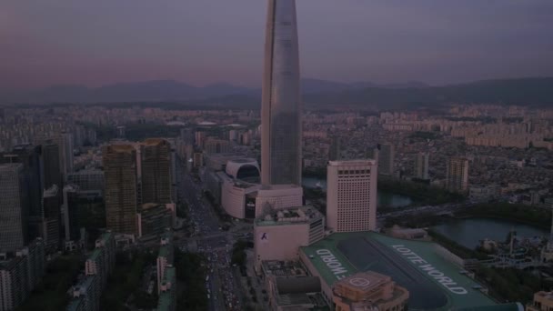 在日落时分 乐天世界塔和乐天世界的空中视频乐天 — 图库视频影像