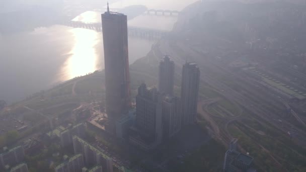 ビルとソウルの汝矣島地区にあるウォーター フロントの空撮 — ストック動画