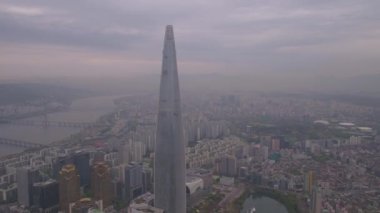 Puslu bir bulutlu gün hava video Lotte World Kulesi ve Jamsil dünyada Lotte. Seul 