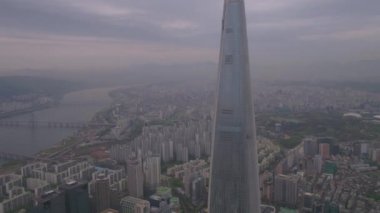 Puslu bir bulutlu gün hava video Lotte World Kulesi ve Jamsil dünyada Lotte. Seul 