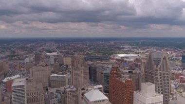 Şehir Detroit bulutlu bir günde hava video.