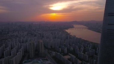 Lotte World Tower ve Lotte World Jamsil at Sunset in hava video. Seul