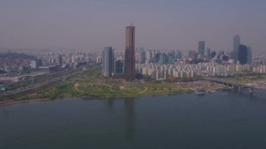Bina 63 ve Seoul bölgesinde Yeouido liman bölgesinde hava video.