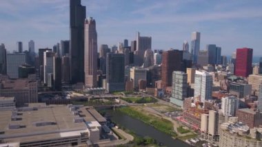Güneşli bir günde Chicago şehir merkezine hava video.