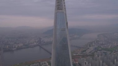 Puslu bir bulutlu gün hava video Lotte World Kulesi ve Jamsil dünyada Lotte. Seul 