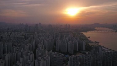 Lotte World Tower ve Lotte World Jamsil at Sunset in hava video. Seul