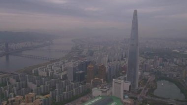 Puslu bir bulutlu gün hava video Lotte World Kulesi ve Jamsil dünyada Lotte. Seul 