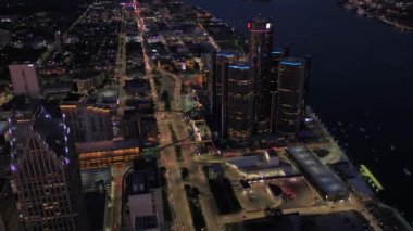 Şehir Detroit üzerinde gece hava video.